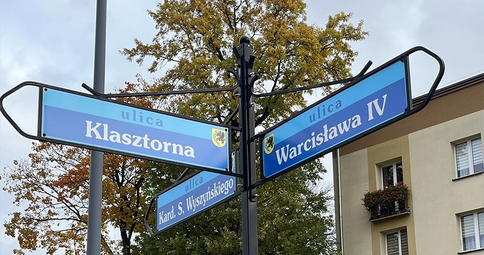 tabliczki informacyjne z nazwami ulic