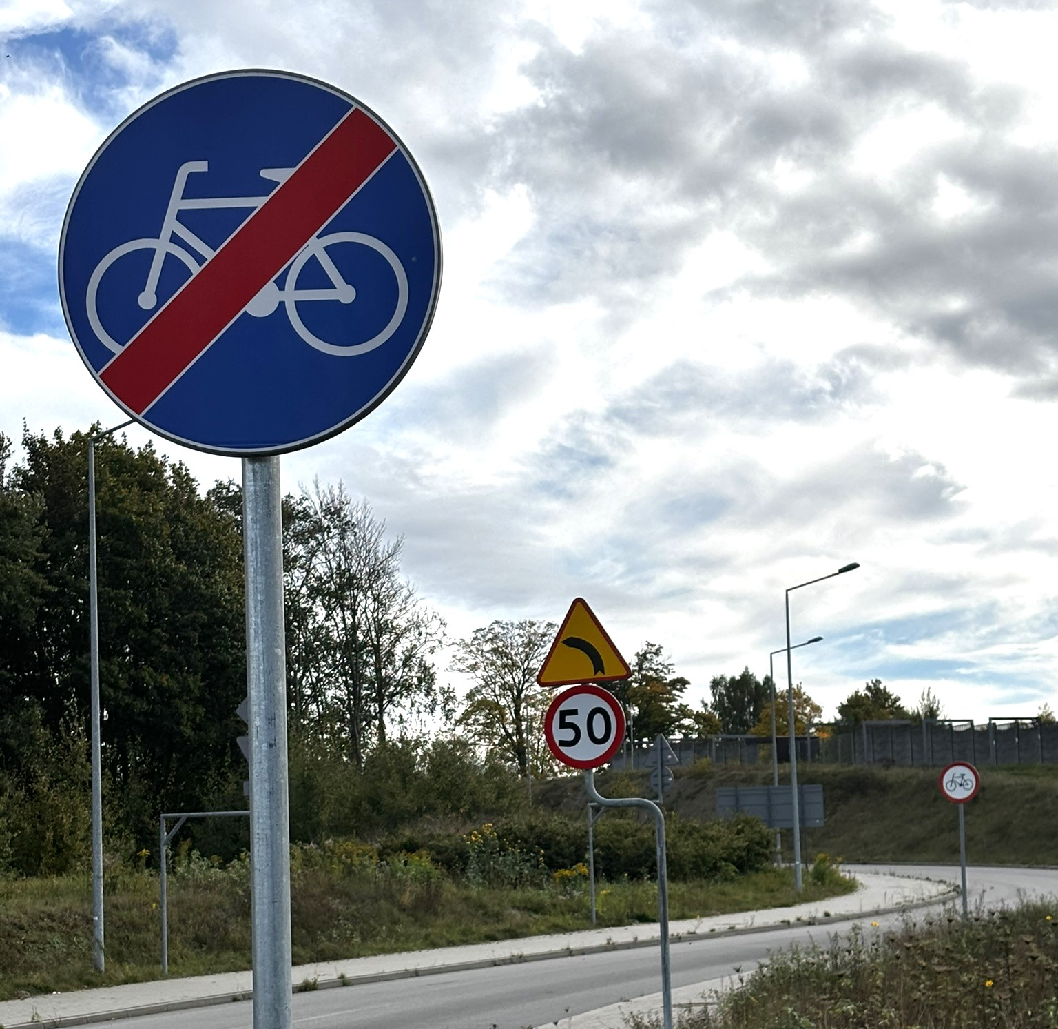 znak przejście dla pieszych, droga rowerowa